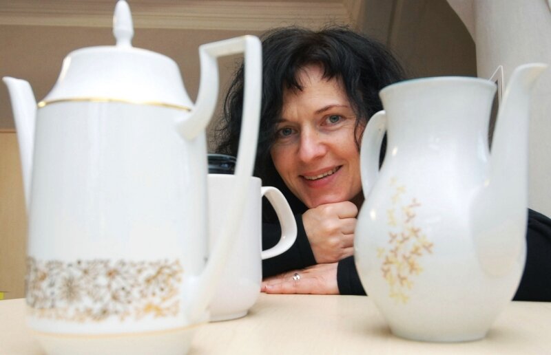 "Wir sind doch alle Kaffeesachsen" - Auch die Peniger Stadtsprecherin Manuela Engelhardt will sich mit zwei ausgemusterten Kaffeekannen an der Sammlung für Oschatz während des Weihnachtsmarktes beteiligen. 