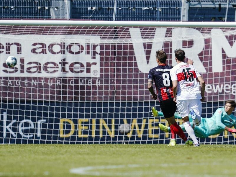 «Wir sind enttäuscht»: VfB-Einspruch wird zurückgewiesen -  
          Durch die Entscheidung des Schiedsrichters auf Elfmeter verlor der VfB Stuttgart bei SV Wehen Wiesbaden mit 1:2.