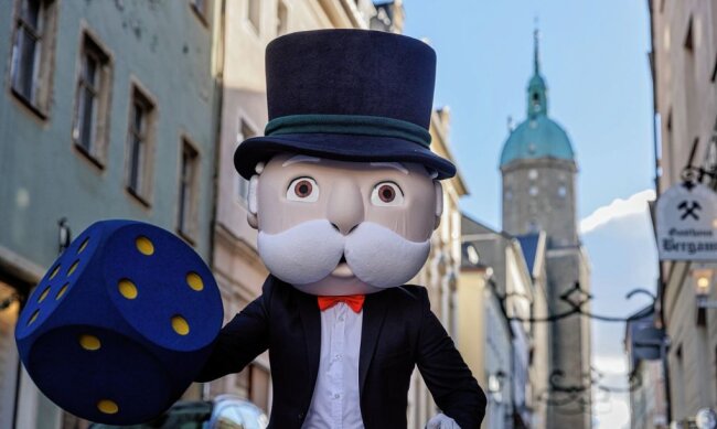 Wir sind Monopoly - Mister Monopoly marschierte am Dienstag für den Pressetermin durch die Kreisstadt. Zu Weihnachten soll die Erzgebirgsversion produziert sein. 10.000 Spiele sind geplant. Jetzt aber sind erst einmal die Ideen und Wünsche der Erzgebirger gefragt. Sie können entscheiden, was zu ihrem Immobilien-Imperium gehören soll. 