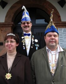 "Wir sind nah dran am Fasching" - 
              <p class="artikelinhalt">KCR-Präsident Uwe Lorenz (hinten) stellte den Rochlitzern das neue Prinzenpaar, Corinna I. und Uwe II, vor.</p>
            
