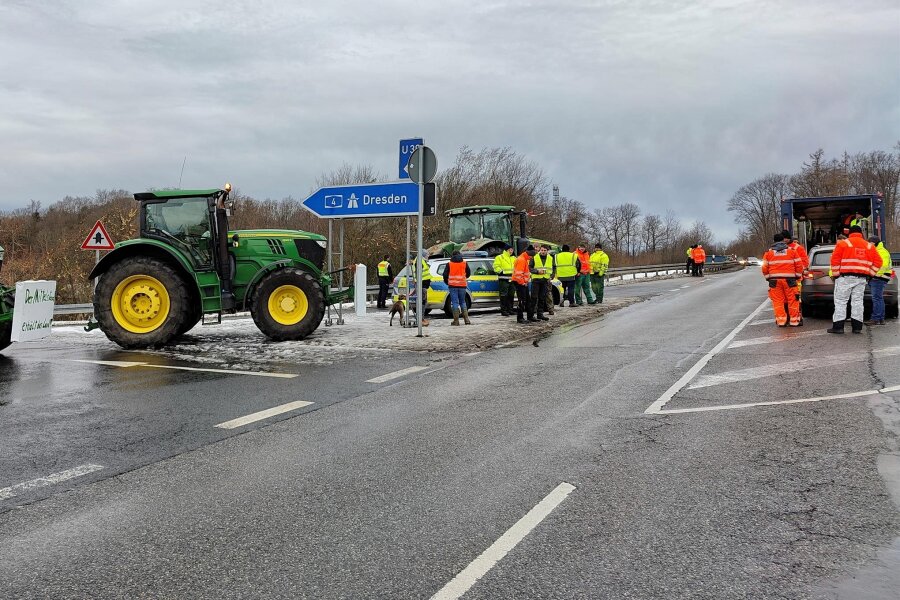 „Wir sind nicht mehr wettbewerbsfähig“: Landwirte blockieren erneut die A 4 in Hainichen - Bauern und Vertreter anderer Gewerke haben sich am Montagmorgen erneut an der A 4 bei Hainichen zum Protest versammelt. Bis 12 Uhr sperrten sie die Auffahrten nach Dresden und Chemnitz.