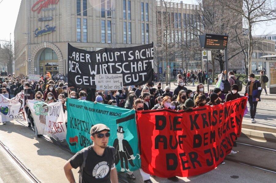 Zum "Klimastreik" versammelten sich rund 600 Klimabewegte am Roten Turm. Dann zogen sie zum Sonnenberg und zum Brühl, vor Parteibüros von SPD und Grünen. 