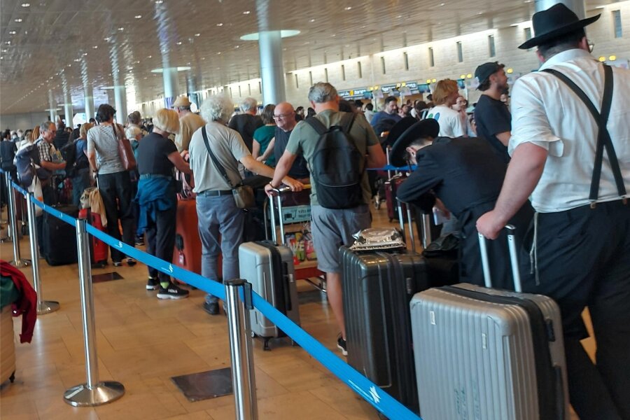 „Wir waren mittendrin“: Zeugen des Terrorüberfalls in Israel berichten über ihre Eindrücke - Gedränge bei der Abreise in Tel Aviv: Die Erzgebirger warteten vier Stunden an der Abfertigung.