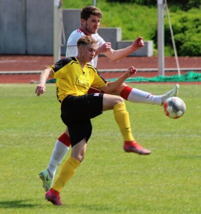 "Wir werden uns einschwören" - Im jüngsten Derby beim BSC Freiberg zogen die TSV-Kicker mit 0:1 knapp den Kürzeren. Hier blockt der Flöhaer Abwehrspieler Franz Schwarz (hinten) den Laufweg des Freiberger Stürmers Kevin Seifert. 