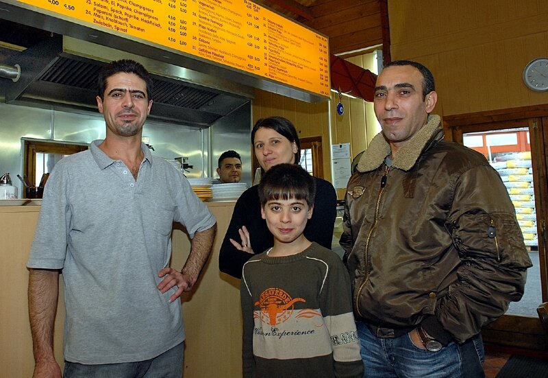 "Wir wissen, was sich gehört" - 
              <p class="artikelinhalt">Die hilfsbereiten Libanesen von Alis Imbiss in Mittweida: Al Aidi Khalid Adhab (l.), Ghassan El Monased (r.) und Souda Altaksh mit ihrem Sohn Houssein übergaben die gefundene Tasche der Polizei.</p>
            