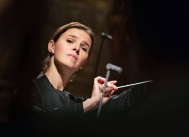 "Wir wollen keine Granatengeräusche hören" - Oksana Lyniv dirigiert das Jugendsymphonieorchester der Ukraine. Voriges Jahr stand sie am Pult der Bayreuther Festspiele - als erste Frau in der145-jährigen Festspielgeschichte überhaupt. 