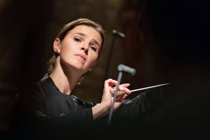 Oksana Lyniv dirigiert das Jugendsymphonieorchester der Ukraine. Voriges Jahr stand sie am Pult der Bayreuther Festspiele - als erste Frau in der145-jährigen Festspielgeschichte überhaupt. 