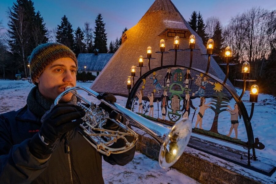 "Stille Nacht, heilige Nacht" ist eines der bekanntesten Weihnachtslieder der Welt. Es wurde 1818 erstmals aufgeführt. Trompeter Jakob Wagler spielt es am Johanngeorgenstädter Schwibbogen.