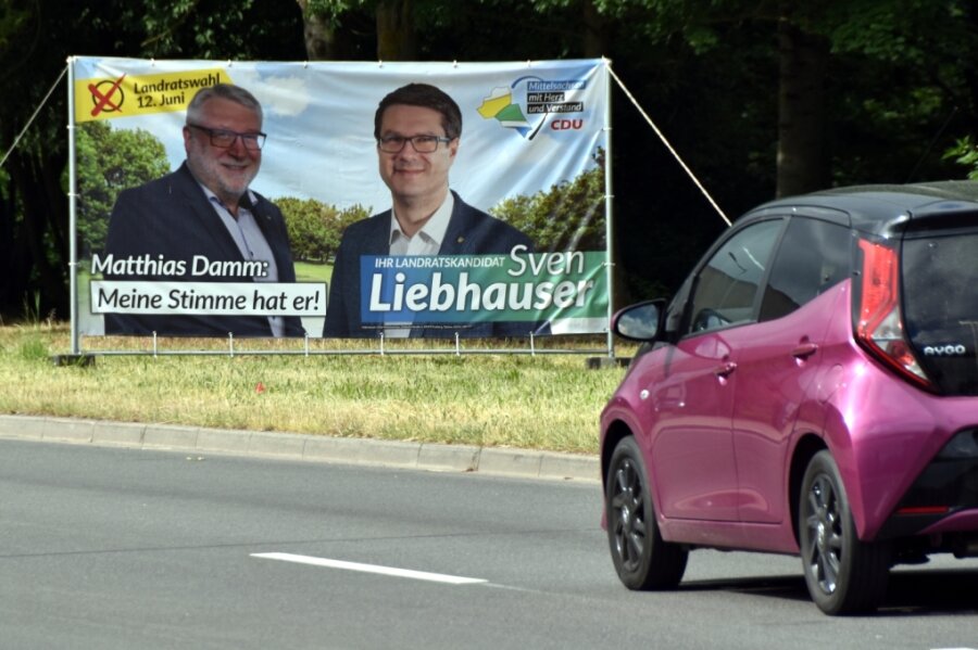 Umstrittenes Plakat zur Landratswahl in Mittelsachsen an der B 169 in Frankenberg: CDU-Mitglied Matthias Damm spricht sich für den Kandidaten Sven Liebhauser aus. Am Revers tragen sowohl der scheidende Landrat als auch der Kandidat das Wappen des Landkreises. 