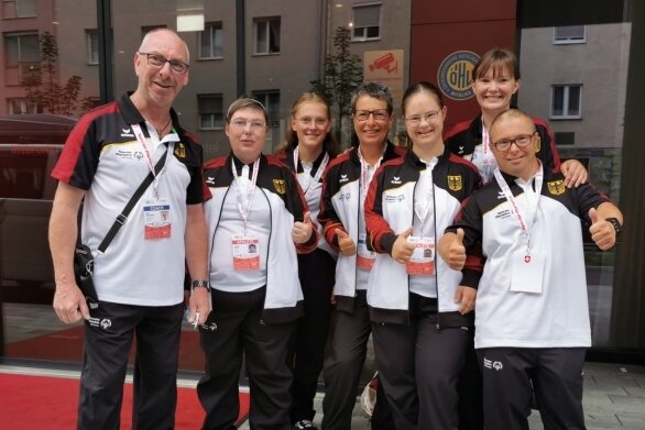 Wird Auerbach Partnerstadt für Special Olympics? - Die Auerbacher schlugen sich bereits im Sommer bei der Tanz-WM der Special Olympics in Graz hervorragend. Immer mit dabei: Steffi Pausch (4. von links), die auch hinter der Bewerbung als Gastgeber für die Special Olympics 2023 steckt. 