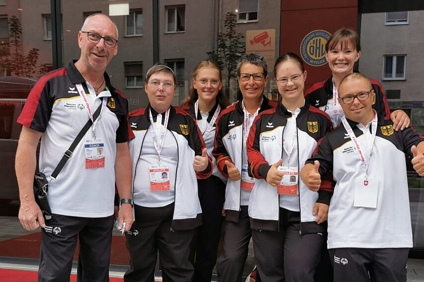 Wird Auerbach Partnerstadt für Special Olympics? - Die Auerbacher schlugen sich bereits im Sommer bei der Tanz-WM der Special Olympics in Graz hervorragend. Immer mit dabei: Steffi Pausch (4. von links), die auch hinter der Gastgeber-Bewerbung für die Special Olympics 2023 steckt.