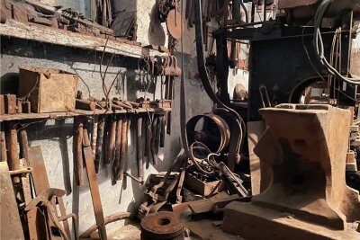 Wird aus der Mühlbacher Schmiede ein Museum? - Als hätte der Schmied gerade sein Werkzeug abgelegt: So sieht es in der alten Schmiede in Mühlbach aus.