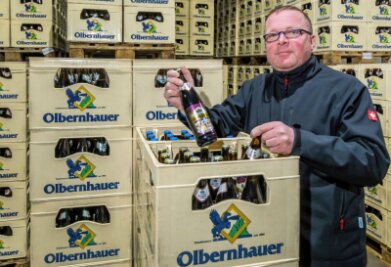 Wird aus Olbernhauer Brauerei bald eine Whisky-Destillerie? - Vom beliebten Olbernhauer Weihnachtsbier hat Peter Tippmann noch wenige Kästen als Restbestand im Lager. 