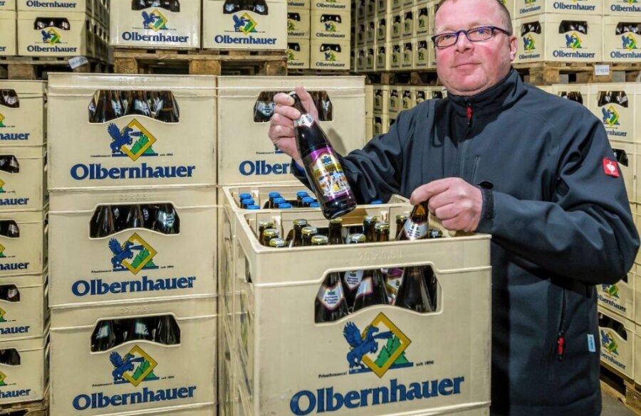 Wird aus Olbernhauer Brauerei bald eine Whisky-Destillerie? - Vom beliebten Olbernhauer Weihnachtsbier hat Peter Tippmann noch wenige Kästen als Restbestand im Lager. 