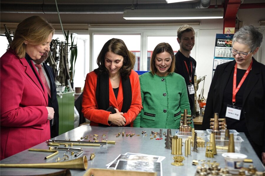 Wird der Deutsche Musikinstrumentenpreis doch noch gerettet? - Die Zukunft des Deutschen Musikinstrumentenpreises war Thema beim Besuch des Bundestagapräsidiums in der Firma Voigt in Marneukirchen. Yvonne Magwas (CDU/Mitte) setzt sich für eine politische Lösung ein.