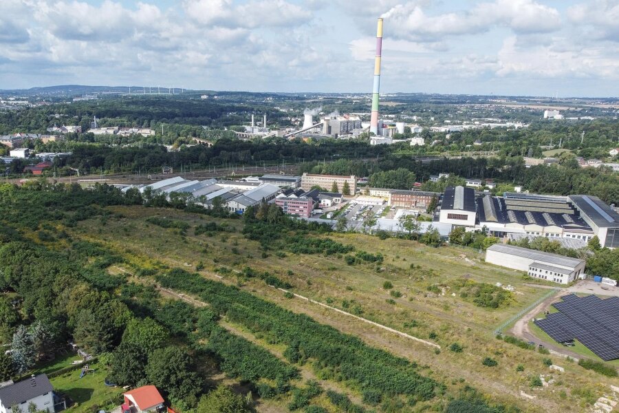 Wird der einstige Chemnitzer Rangierbahnhof wieder ans Bahnnetz angeschlossen? - Längst hat sich die Natur einen Teil des alten Güterbahnhofs in Chemnitz-Hilbersdorf zurückerobert. Nun soll das Areal Gewerbegebiet werden. Auf einem Nachbar-Teilstück (hier rechts) ist seit fast zehn Jahren ein großes Solarfeld installiert, im einstigen Reichsbahnausbesserungswerk (Bildmitte) sind zahlreiche Firmen angesiedelt.