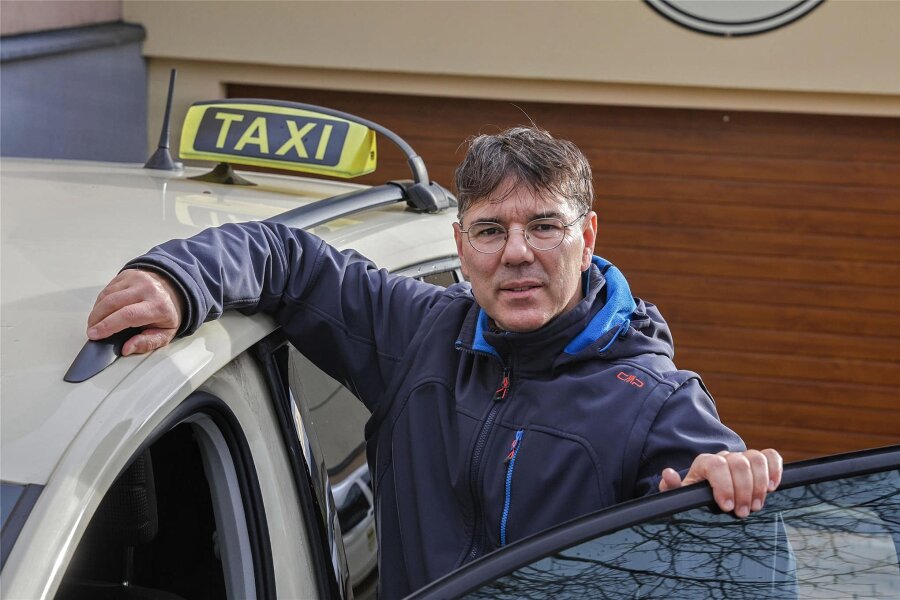 Wird Taxifahren in diesem Jahr teurer? Westsachsens Chauffeure stöhnen über gestiegene Kosten - André Molnar, Taxifahrer aus Hohenstein-Ernstthal.