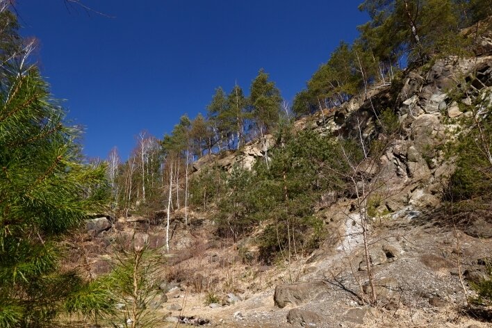 Im Serpentinit-Steinbruch im Oberwald sieht man Spuren von Bergbauaktivitäten in der Vergangenheit.