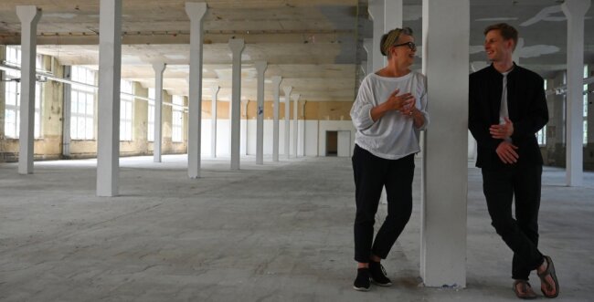 Die Polin Agnieszka Kubicka-Dzieduszycka ist Kuratorin der Pochen-Biennale. Gemeinsam mit Projektleiter Benjamin Gruner freut sie sich darauf, eine ganze Etage im Wirkbau mit Medienkunst zu füllen. 