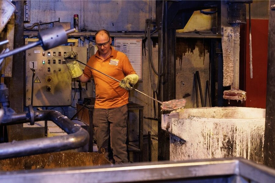 Sven Morgenstern gehört zum Annaberger Handtmann-Team. Hier ist er in der Gießerei beim "Metallwaschen" zu sehen. 
