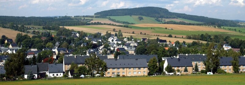 Wirtschaft ist Stolz von Crottendorf - 
              <p class="artikelinhalt">Blick vom Schießberg auf Crottendorf: Die Gemeinde steht vor allem wirtschaftlich hervorragend da.</p>
            