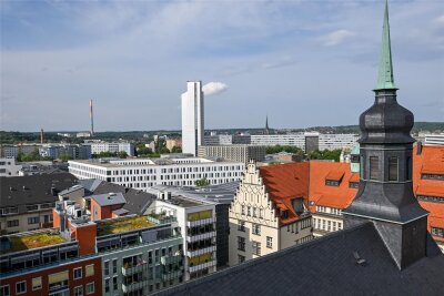 Wirtschaft, Wohnen, Verkehr: Wie das Chemnitz der Zukunft aussehen soll - Blick über die Dächer der Chemnitzer Innenstadt vom Turm des Alten Rathauses. Ein aktualisiertes Stadtentwicklungskonzept beschreibt, wie sich die Stadt bis 2035 ihren Zukunftsaufgaben stellen will.
