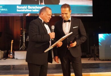 Wirtschaftsball: IHK-Förderpreis geht nach Wilkau-Haßlau - Zwickaus IHK-Präsident Jens Hertig überreichte Ronald Gerschewski den IHK-Förderpreis 2019. 