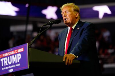 Wirtschaftsnobelpreisträger warnen vor Wiederwahl Trumps - Der ehemalige US-Präsident Donald Trump spricht bei einer Wahlkampfveranstaltung an der Temple University.