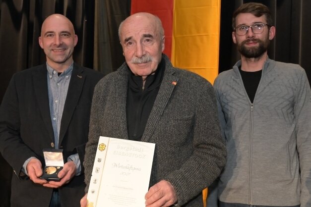 Wirtschaftspreis geht an Kunstguss Döhler - Claus Döhler (Mitte) mit seinen Söhnen Sascha (l.) und Christian. Sie freuen sich über die Auszeichnung der Stadt Eibenstock. 