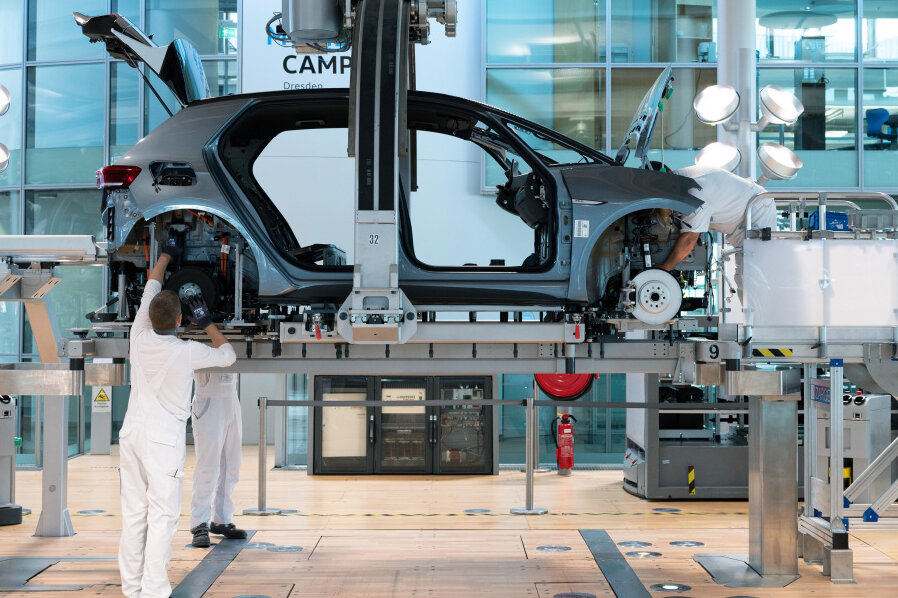Wirtschaftsvertreter fordern gezielte Förderung für "Automobilland" Sachsen - Mitarbeiter von Volkswagen montieren in der Gläsernen Manufaktur von Volkswagen bei der sogenannten «Hochzeit» die Karosserie und den Antriebsstrang eines VW ID.3.