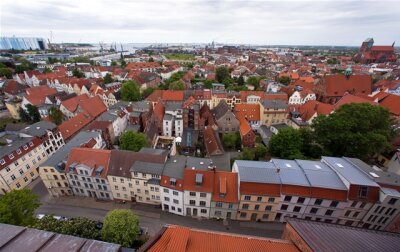 Wismar: Welterbe, Hansestadt und Ostseeluft - Die Altstadt von Wismar ist von der Besucherplattform auf der Georgenkirche zu sehen