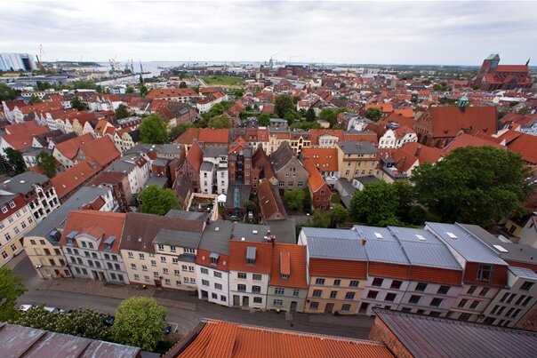 Die Altstadt von Wismar ist von der Besucherplattform auf der Georgenkirche zu sehen