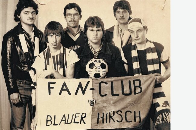 Wismut Aue, die Stasi und ein Staatsfeind beim Tortenkauf: Die Akte Burkhard Schulz - In der Mitte der hinteren Reihe steht Burkhard Schulz. Der Fanclub "Blauer Hirsch" wurde im Jahre 1979 gegründet und von Anfang an von der DDR-Staatssicherheit unterwandert.