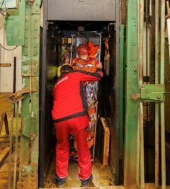 Wismut-Grubenwehr trainiert auf dem Sauberg - Rettungsübung in der Zinngrube: Im Förderkorb der Seilfahrt ist Millimeterarbeit gefragt. 