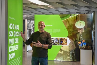 Wismut zeigt drei Jahrzehnte Arbeit am Umweltprojekt - Frank Wolf, Sprecher der Wismut, erklärt die Ausstellung mit dem Titel "Für die Menschen. Für die Umwelt. 30 Jahre Wismut GmbH". 