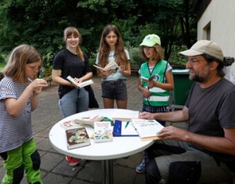 Wissbegierige Kinder werden zu Naturwächtern - Tobias Rietzsch (rechts) bestimmte mit den älteren Naturwächtern Pflanzen und Tiere. 