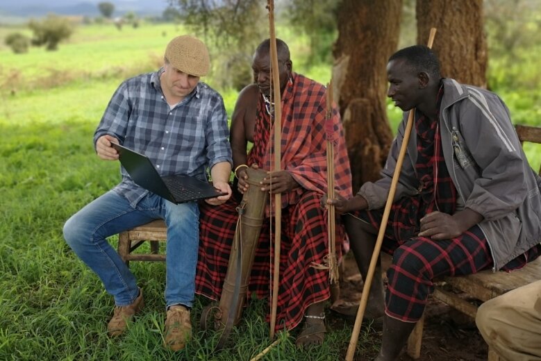 Wissen aus Afrika in Waldenburg - Der 90-jährige Massai-Älteste Mzee Ndekiro Orikelele (Mitte) im Gespräch mit Dr. Lutz Mükke (links) über die Massai und die Kolonialzeit. 