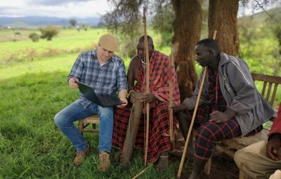 Wissen aus Afrika kommt nach Waldenburg - Der 90-jährige Massai-Älteste Mzee Ndekiro Orikelele (Mitte) im Gespräch mit Dr. Lutz Mükke (links) über die Massai und die Kolonialzeit. 
