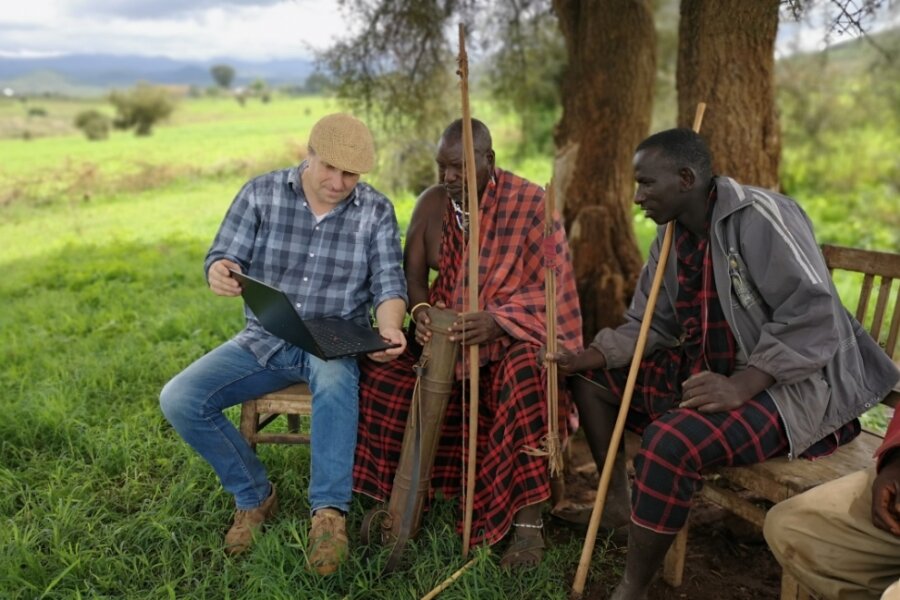 Wissen aus Afrika kommt nach Waldenburg - Der 90-jährige Massai-Älteste Mzee Ndekiro Orikelele (Mitte) im Gespräch mit Dr. Lutz Mükke (links) über die Massai und die Kolonialzeit. 