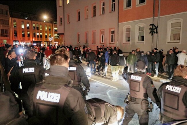 Wissenschaftler gibt in Lichtenstein Einblick in den Baukasten der Querdenker - Bei einem Corona-Protest in Lichtenstein gab es am 3. Januar diesen Jahres Tumulte mit mehreren Verletzten, nachdem etwa 60 gewaltbereite Menschen von Polizeikräften festgesetzt wurden. 