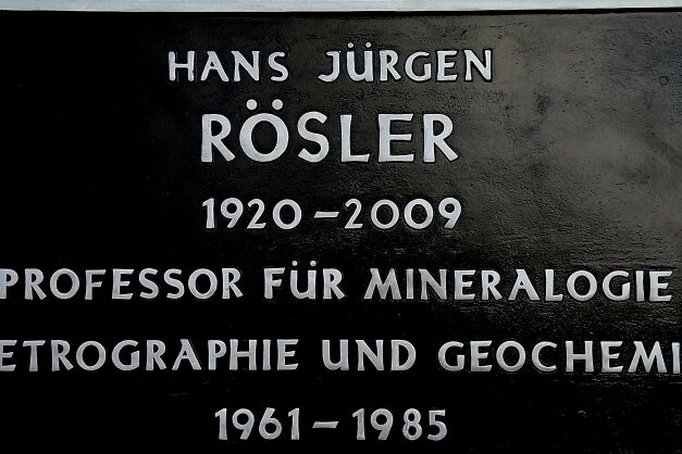Die Gedenktafel für Hans Jürgen Rösler ist bereits gegossen - zahlreiche ähnliche Ehrungen gehören zum Freiberger Stadtbild. 