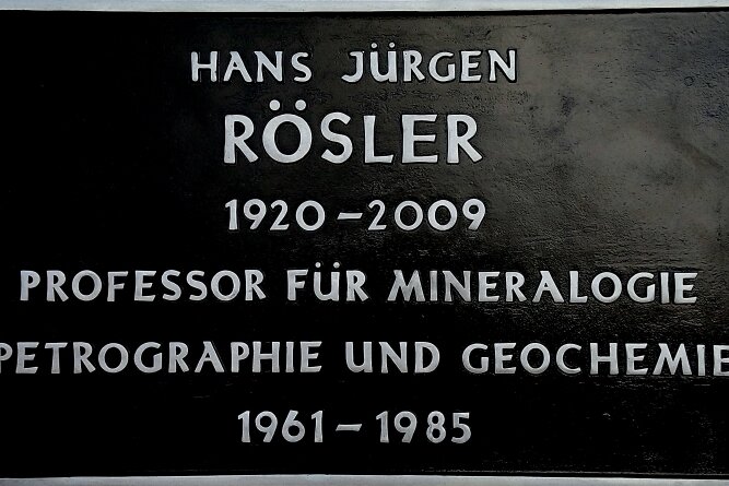 Wissenschaftler kämpfen um Tafel - Die Gedenktafel für Hans Jürgen Rösler ist bereits gegossen - zahlreiche ähnliche Ehrungen gehören zum Freiberger Stadtbild. 