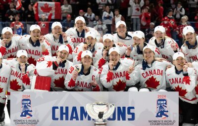 WM der Frauen: 13. Titel für Kanada - Kanadische Spielerinnen posieren mit ihren Medaillen nach dem Gewinn der Goldmedaille.