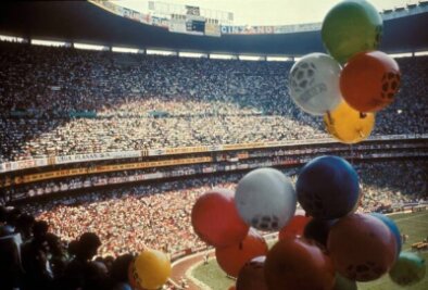 WM: Zahlen und Rekorde seit 1930 - Das Aztekenstadion zur Eröffnungsfeier der WM 1970 in Mexico Stadt