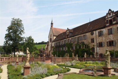 Wo Afrika ein Mann ist - Kloster Bronnbach liegt versteckt in einem Talkessel und weist viele bemerkenswerte Statuen auf. 