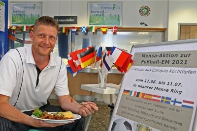 Wo auch Fußballmuffel Geschmack an der Europameisterschaft finden - Patrick Ebert, stellvertretender Küchenchef der Mensa Ring, präsentiert den Teller mit Sankt Petersburger Pfefferfleisch. 