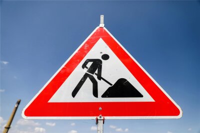 Wo auf Sachsens Autobahnen 2024 gebaut wird - Ein Schild weist auf eine Baustelle an der A72 hin. Im April beginnt die „Baustellensaison“.