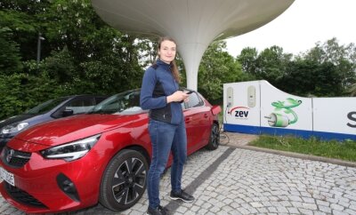 Wo Autofahren mit der Energie der Sonne möglich ist - Sonja Trott, die ihr E-Auto vor allem zu Hause in Steinpleis auflädt, hat mit der Solar-Tankstelle am Horchmuseum eine weitere Möglichkeit dazu.