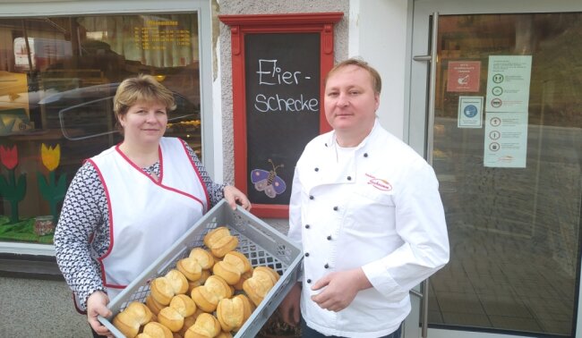 Bäckermeister René Buschmann und seine Frau Manja vor ihrem Geschäft in Dorfchemnitz. Buschmann betreibt die Bäckerei bereits in der viertenGeneration.