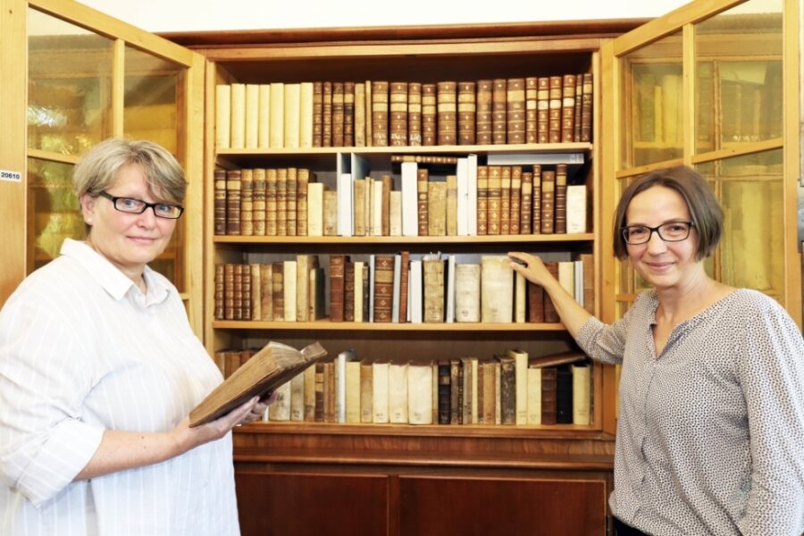 Wo das Alte neu aufbereitet wird - Angela Kugler-Kießling (l.) und Susanne Kandler an einem Regal des wissenschaftlichen Altbestandes der Universitätsbibliothek. 